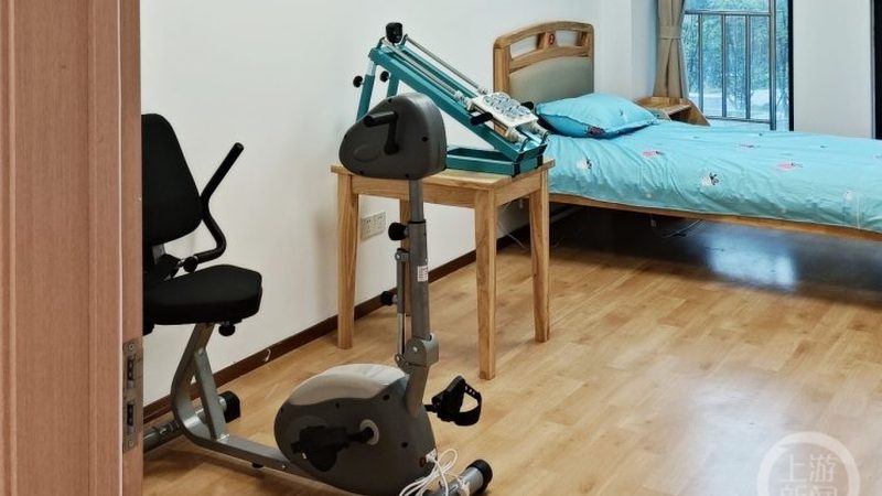 选择社区居家养老服务时，首先要关注服务质量。可以通过以下指标来判断：