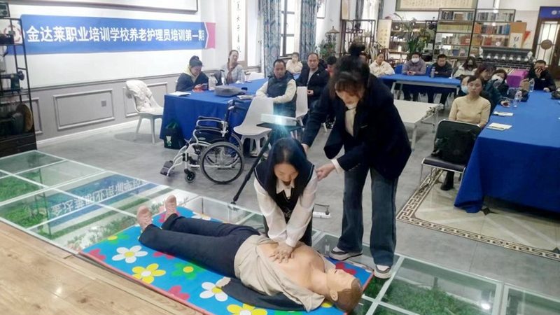 养老院护工：他们的工作内容与职责揭秘