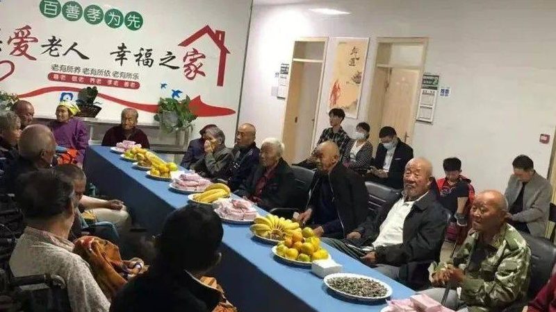 目前市场上常见的护理院床位尺寸主要有以下几种：