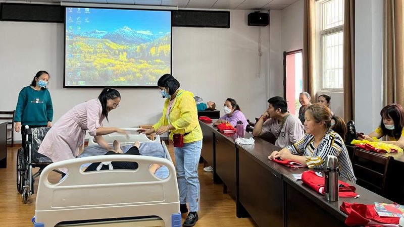 高端养老公寓的价格构成复杂，主要包括以下几个方面：